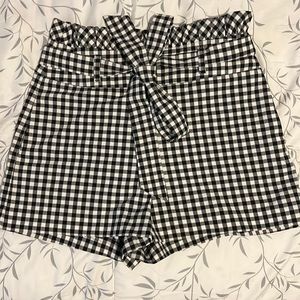 Zara plaid shorts with pockets and built in belt. Has seamless size zipper